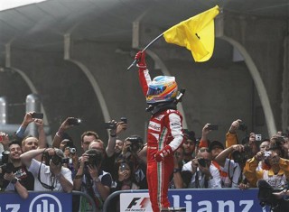 Alonso duke festuar fitoren ne Shangai