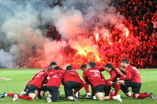 Futbollistet e kombetares ne stervitje para ndeshjes, ne sfond tifozet kuqezi