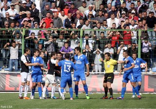 Gjyqtari Pashaj duke ndare lojtare ne Laci Kukesi 2-1 ne kupe