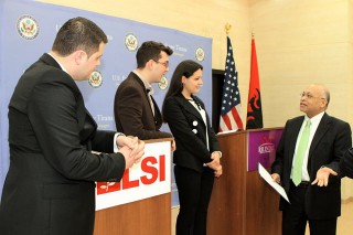 Nisma e Ambasades Amerikane per debate publike