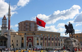 Qendra e Tiranes Sheshi Skenderbej_Bashkia_Xhami