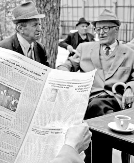 Plak,veterane,pensioniste duke pire kafe. Foto / Malton DIBRA.