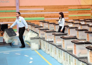 Komisionere duke levizur kutite e votimit