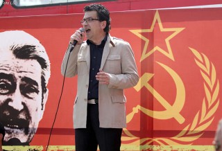 Kryetari i AK Kreshnik Spahiu, duke folur gjate nje proteste te Aleances Kuq e Zi