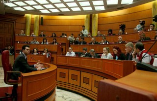 Kryetari i Bashkise se Tiranes Lulzim Basha, duke folur gjate nje mbledhje te Keshillit Bashkiak