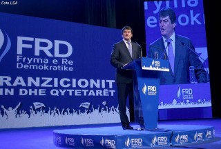 Kryetari i FRD Bamir Topi, duke folur gjate Kuvendit Kombetar te Partise Fryma e Re Demokratike