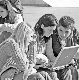 Vajza,studente me Lap Top,internet,kompjuter. Foto / Malton DIBRA.