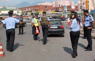 shoqerimi i dy specialisteve te policise - ngacmim femrash