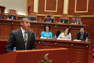 Alfred Peza duke folur ne Kuvend