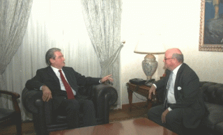 Copy-of-Kryeministri-Berisha-dhe-përfaqësuesi-i-Patton-Boggs-ambasadori-Frank-Wisner-620x376