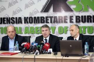 Ministri i Energjise dhe Tregtise, Damian Gjiknuri, zevendesi i tij Ilir Bejtja dhe Drejtori i AKBN