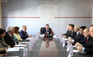 Ministri i Zhvillimit Ekonomik, Tregtise dhe Sipermarrjes, Arben Ahmetaj, duke folur gjate prezantimit te Grupit Akademik Keshillues