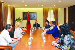 Artistet e TOB takohen me Presidentin Nishani