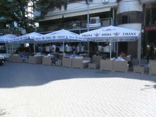 tavolina-ne-trotuar