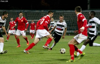 Stevan Racic i Partizanit, gjate nje dyluftimi me Emiljano Veliaj te Laci
