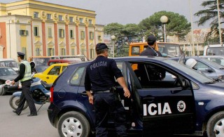 Tirane, 12.10.05 - Policia kontrollon qarkullimin e automjeteve