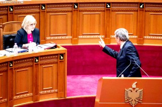 Ish kryeministri Sali Berisha, duke debatuar me Ministren e Arsimit Lindita Nikolla, gjate nje seance parlamentare, ku eshte diskutuar projektligji