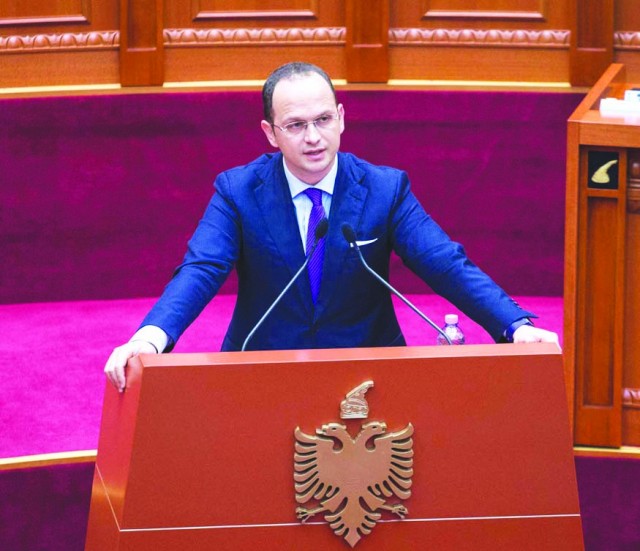 Ministri i Jashtem Ditmir Bushati, duke folur gjate nje seance parlamentare, ku pritet te votohet deputeti i PDIU, Shpetim Idrizit, ne postin e zv/kryetarit te Kuvendit./r/n/r/nForeign Minister Ditmir Bushati, speaks during a parliamentary session.