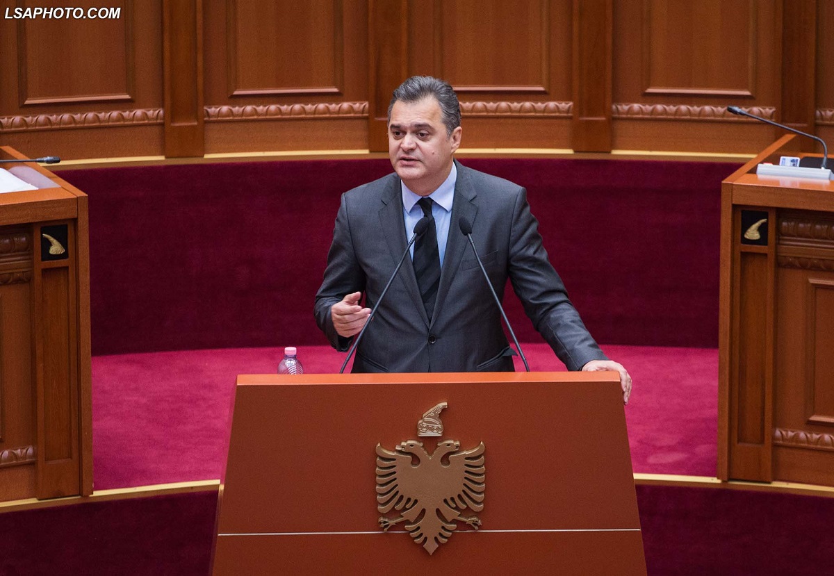 Deputeti i PS, Ben Blushi, duke folur gjate nje seance parlamentare, ku eshte debatuar mes opozites dhe maxhorances ne lidhje me ikjen masive te shqiptareve nga vendi. /r/n/r/nLawmaker, Ben Blushi, speaks during a parliamentary session.