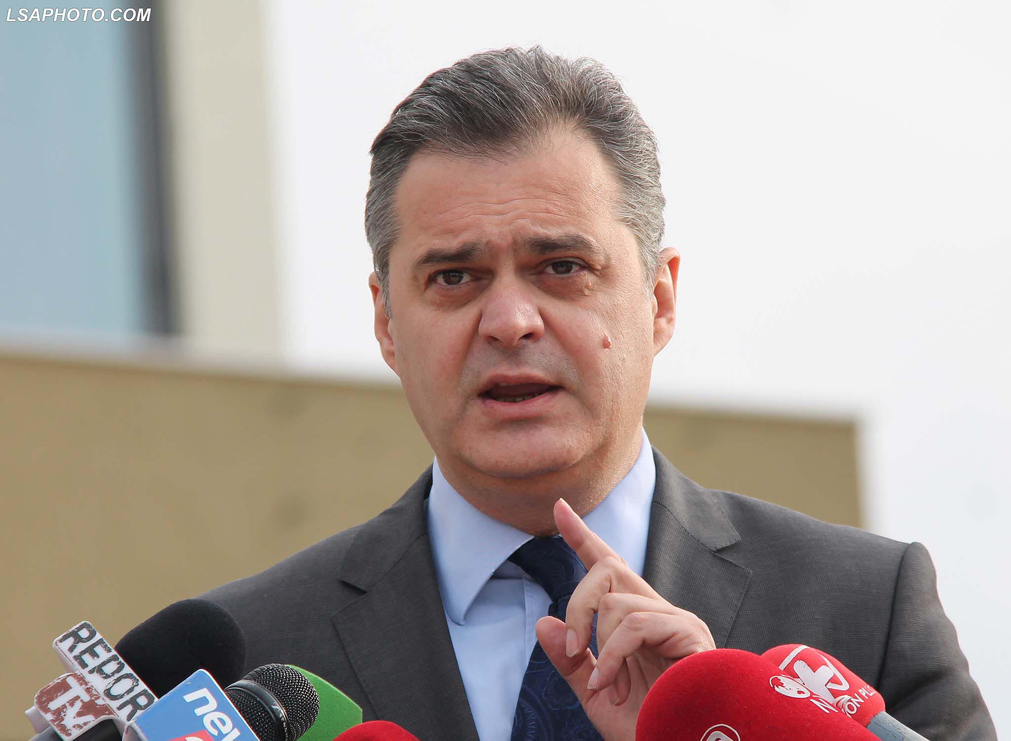 Deputeti i PS, Ben Blushi, duke folur per gazetaret, pas nje mbledhje te Asamblese Kombetare te Partise Socialiste, PS, e cila eshte mbledhur per zgjedhjet e reja ne parti dhe per rinovimin e strukturave dhe anetaresimeve te reja. /r/n/r/nLawmaker, Ben Blushi, speaks to journalist, after a meeting of the National Assembly of the Socialist Party.