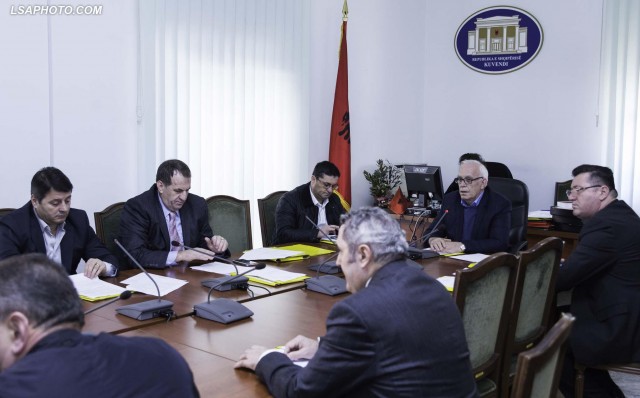 KOMISIONI I SIGURISE - Kryetari i Komisionit Parlamentar te Sigurise, Spartak Braho, duke folur gjate nje mbledhje te ketij komisioni./r/n/r/nSECURITY COMMITEE - Lawmaker, Spartak Braho, speaks during a session of National Security Parliamentary Commitee.