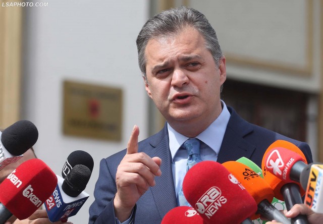 Deputeti i PS, Ben Blushi, duke folur per gazetaret gjate nje seance parlamentare, ku ka komentuar ne lidhje referendumin e 9 prillit per mandatin e kreut te Partise Socialiste./r/n/r/nLawmaker, Ben Blushi, speaks to journalists, during a parliamentary session.