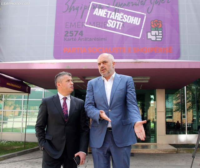 PS MBLEDHJE GRUPI - Kryeministri Edi Rama dhe deputeti Alfred Peza, duke dale pas nje mbledhje te grupit parlamentar te Partise Socialiste, ku eshte diskutuar ne lidhje me ligjin e dekriminalizimit/r/n/r/nMEETING OF SOCIALIST PARTY - Prime Minister Edi Rama and lawmaker Alfred Paza, after a meeting of the parliamentary group of Socialist Party.