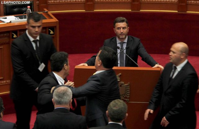 Deputeti i PS, Erion Brace, duke debatuar me deputetet e PD, Roland Keta dhe Flamur Noka, gjate nje seance parlamentare, ku jane diskutuar nismat ligjore te propozuara nga opozita, amendamentet ne ligjin "Per dekriminalizimin" dhe ato ne ligjin "Per funksionimin e komisioneve hetimore"./r/n/r/nLawmakers, Erion Brace, Roland Keta and Flamur Noka, during a parliamentary session.
