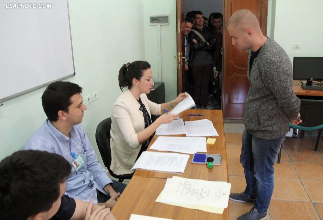 Studente, duke votuar ne Universitetin Politeknik i Tiranes, gjate votimeve per zgjedhjet e drejtueseve te Universiteteve dhe Fakulteteve./r/n/r/nStudents, voting at the Polytechnic University of Tirana, during the voting for the election of heads of universities and faculties.