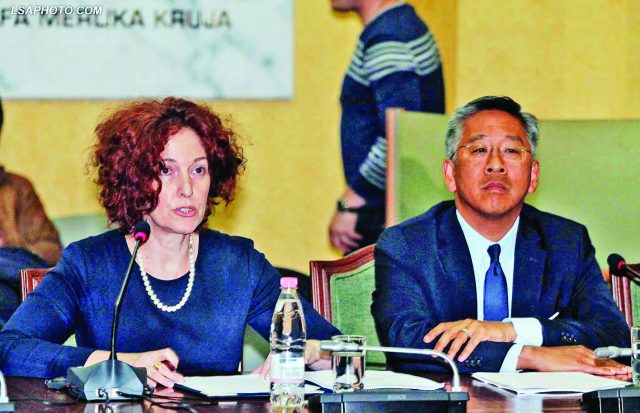 Ambasadori Amerikan ne Tirane, Donald Lu dhe Kryetarja e delegacionit te BE ne Tirane, Romana Vlahutin, gjate nje mbledhje te Komisionit te posacem per Reformen ne Drejtesi, ku Lu ka kerkuar miratimin e Reformes ne drejtesi brenda qershorit. /r/n/r/nUS Ambassador in Tirana, Donald Lu and Head of EU Delegation in Tirana Romana Vlahutin, during a meeting of the Committee on judicial reform.