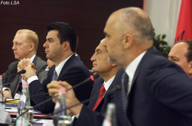 Kryetari i PD Lulzim Basha, Kryetari i Kuvendit Ilir Meta, Presidenti Bujar Nishani dhe Kryeministri Edi Rama, gjate nje konference me teme, "Reformimi i Sistemit Gjyqesor ne Shqiperi", organizuar ne hotel Tirana./r/n/r/nLeader of the Democratic Party Lulzim Basha, Parliament Speaker Ilir Meta, Albanian President Bujar Nishani and Prime Minister Edi Rama, at the 