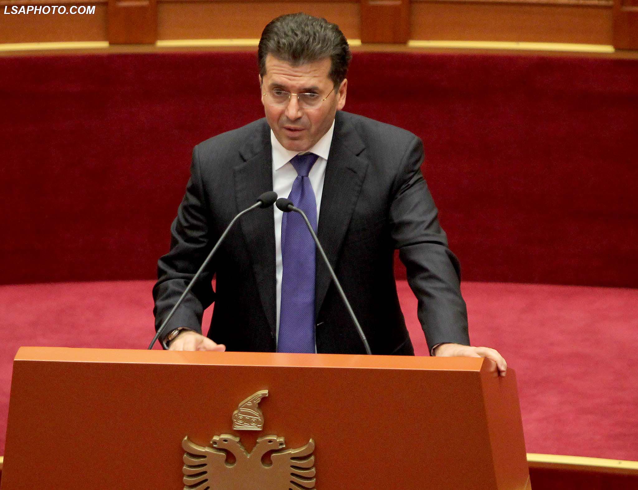 Deputeti i PR, Fatmir Mediu, duke folur gjate nje seance parlamentare, ku eshte diskutuar marreveshja me BE per procedurat e sigurise per shkembimin dhe mbrojtjen e informacionit te klasifikuar. /r/n/r/nLawmaker Fatmir Mediu, speaks during a parliamentary session.