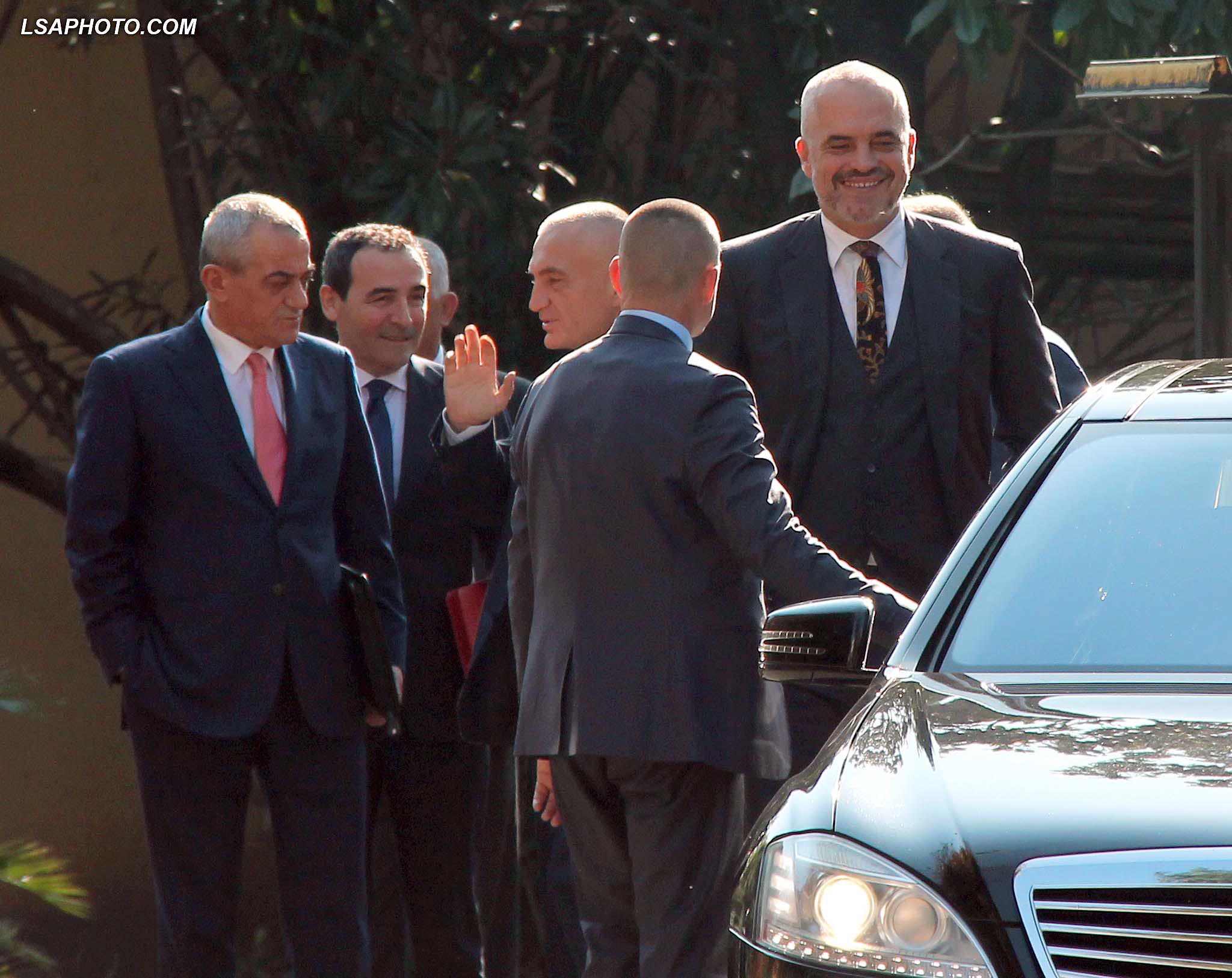 Kryeministri Edi Rama dhe deputeti i PS, Gramoz Ruci, duke dale nga rezidenca qeveritare, pas nje takimi me Kryetarin e Kuvendit Ilir Meta dhe Aleatet, ku kane diskutuar per reformen ne drejtesi dhe miratimin e ligjit te dekriminalizmit. /r/n/r/nPrime Minister Edi Rama and lawmaker Gramoz Ruci, after a meeting with Parliament Speaker Ilir Meta and allies, where they discuss judicial reform and the adoption of the decriminalize.