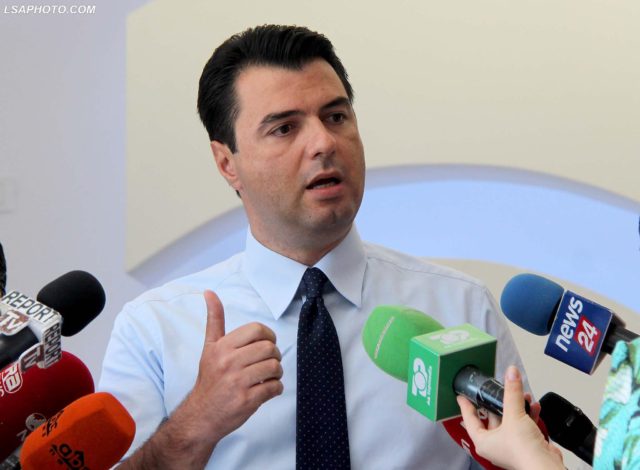BASHA PER TAKIMIN ME ALEATET - Kryetari i PD, Lulzim Basha, duke folur per gazetaret pas nje takimi me aleatet, ku kane diskutuar ne lidhje me Reformen ne Drejtesi./r/n/r/nBASHA IN CONFERENCE - Leader of the Democratic Party, Lulzim Basha, speaks to journalists after a meeting with allies, where they discussed about justice reform.