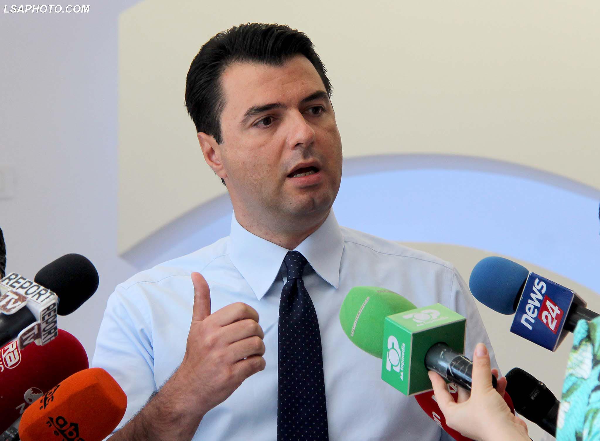 BASHA PER TAKIMIN ME ALEATET - Kryetari i PD, Lulzim Basha, duke folur per gazetaret pas nje takimi me aleatet, ku kane diskutuar ne lidhje me Reformen ne Drejtesi./r/n/r/nBASHA IN CONFERENCE - Leader of the Democratic Party, Lulzim Basha, speaks to journalists after a meeting with allies, where they discussed about justice reform.