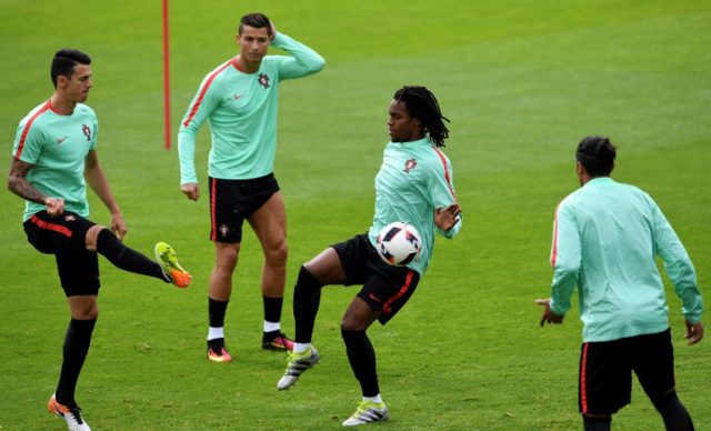 (LtoR) Portugal's defender Fonte, Portugal's forward Cristiano Ronaldo and Portugal's midfielder Renato Sanches take part in a training session at Portugal's base camp in Marcoussis, outskirts of Paris, on July 5, 2016, a day ahead of the Euro 2016 semi-final football match between Portugal and Wales. / AFP PHOTO / FRANCISCO LEONG