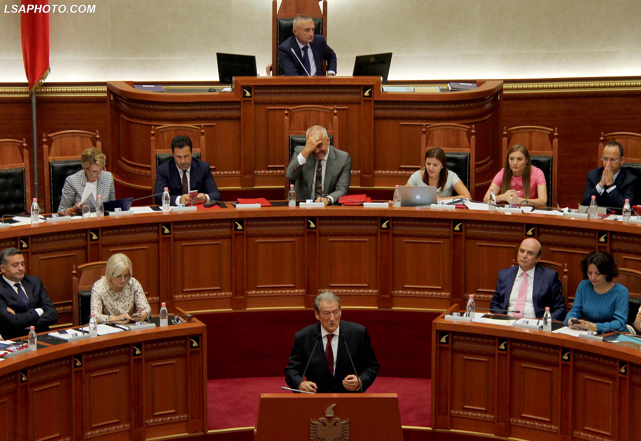 Deputeti i PD, Sali Berisha, Kryeministri Edi Rama dhe ministra te kabinetit te tij, gjate nje seance parlamentare ne perfundim te se ciles eshte votuar vetem me votat e mazhorances ligjin e "vettingut" per perzgjedhjen e prokuroreve dhe gjyqtareve, me 88 vota pro dhe 1 abstenim ndersa opozita e ka braktisur sallen pak momente para votimit./r/n/r/nDP lawmakers Sali Berisha, PM Edi Rama and ministers of his cabinet during a parliamentary session, where is voted only from the majority lawmakers the law of vetting for the selection of prosecutors and judges, with 88 votes in favor and 1 abstention while the opposition has abandoned the hall a few moments before the vote