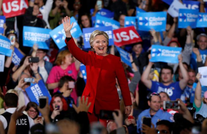 U.S. Democratic presidential nominee Hillary Clinton waves to supporters at the Grand Valley State University Fieldhouse in Allendale, Michigan November 7, 2016. REUTERS/Rebecca Cook
