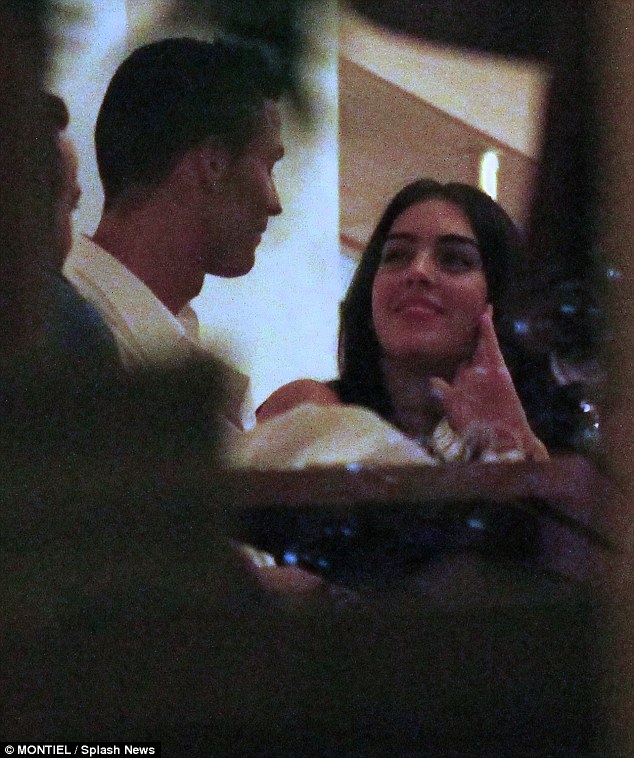 3B97644A00000578-0-Besotted_Sipping_on_a_few_drinks_the_new_couple_couldn_t_take_th-m-134_1482488952154